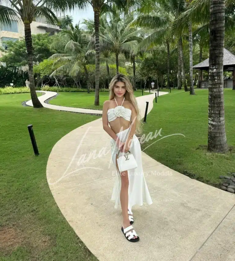 ariana-blond-dubai10