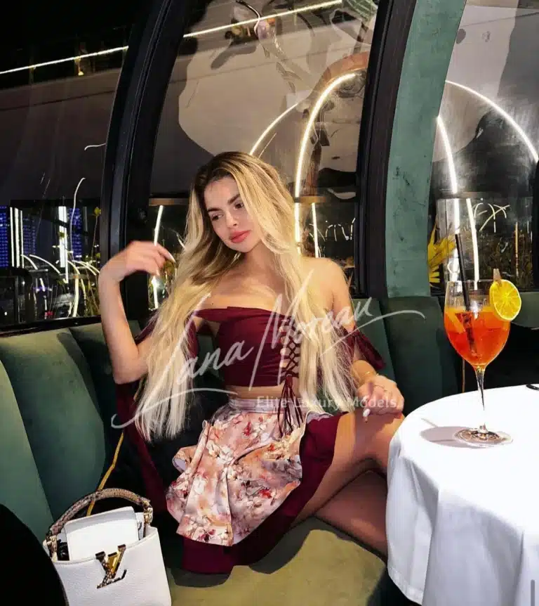 ariana-blond-dubai11