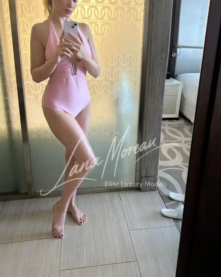 Munich Escort Lady pink swimsuit