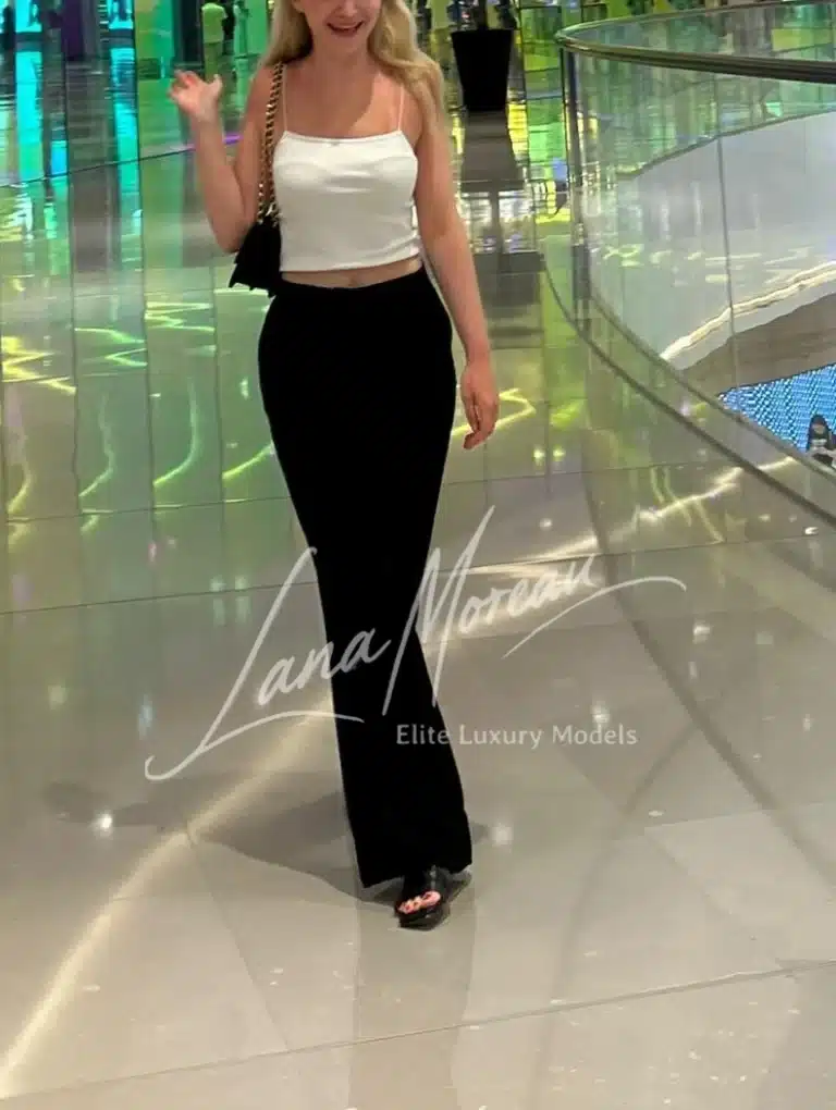 Blonde luxury escort Munich mall